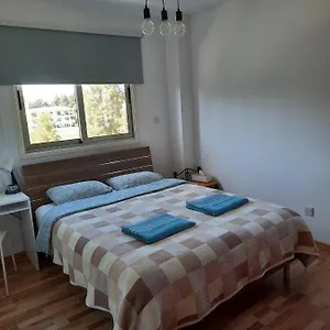 Проживание в семье Private In Shared Near Airport - 24 Hour Shuttle Service, Ларнака