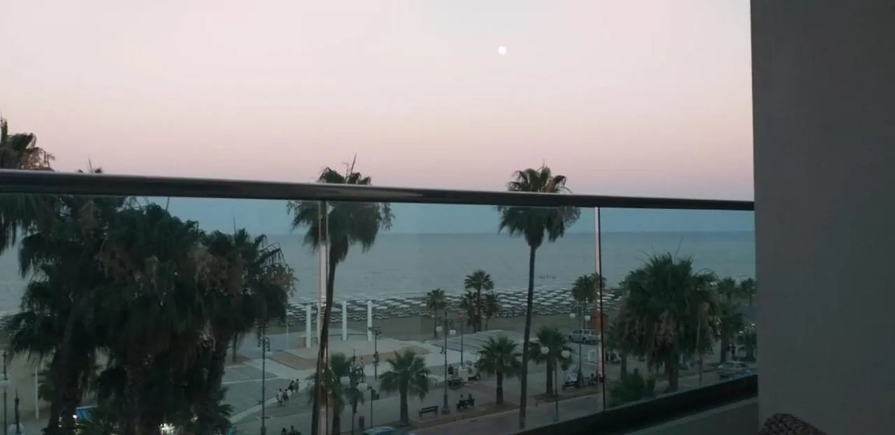 Horizon Luxury Suite At Finikoudes Beach 302 Larnaca 0*,